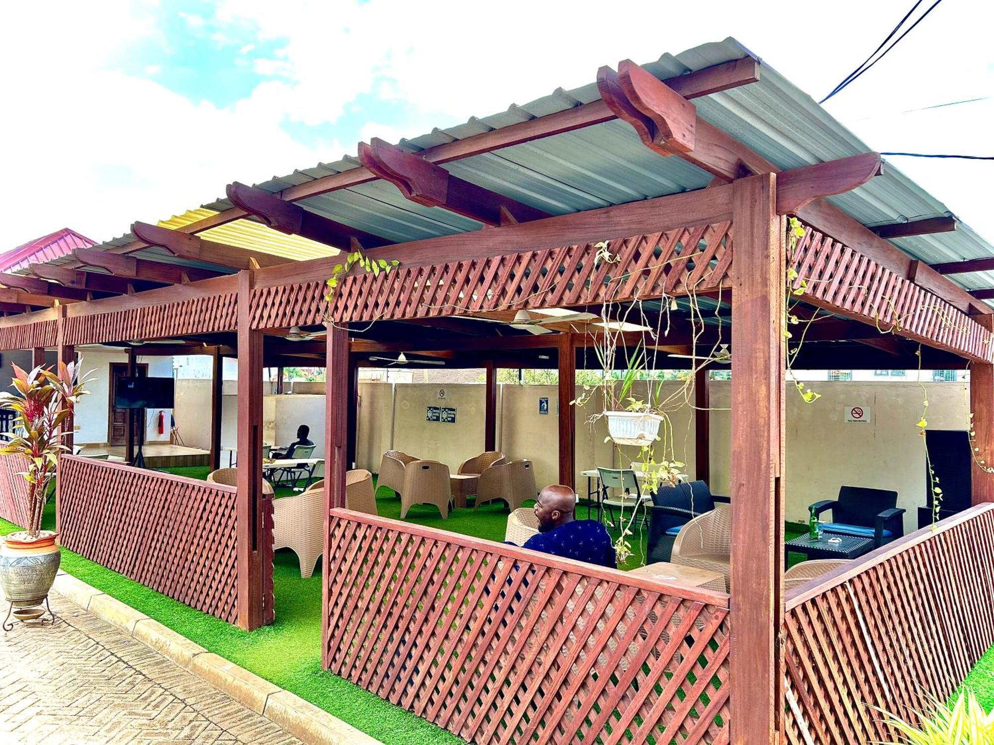 Jessie Hotel Adenta Exterior photo